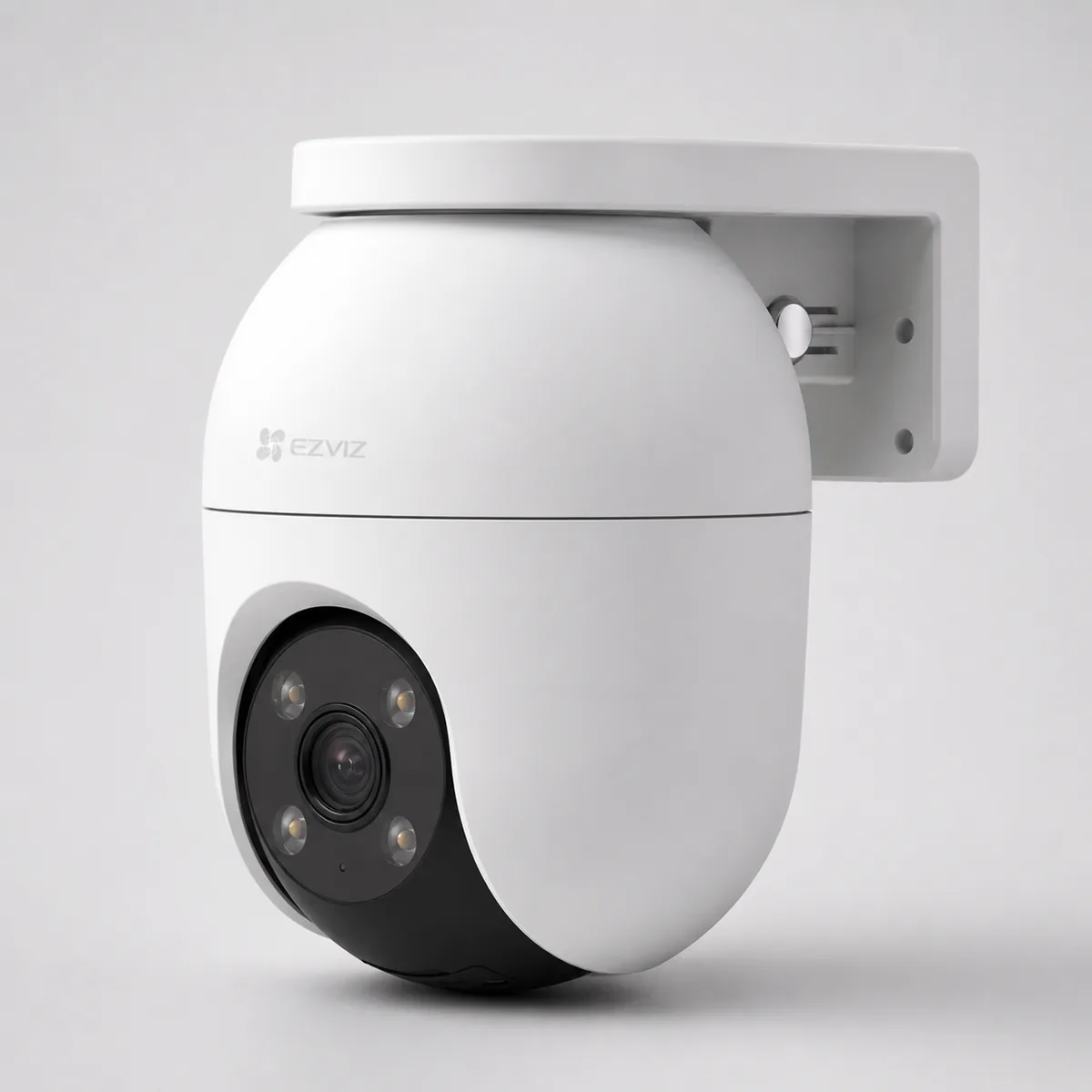 EZVIZ C8C 5MP фронтальный вид с объективом и подсветкой