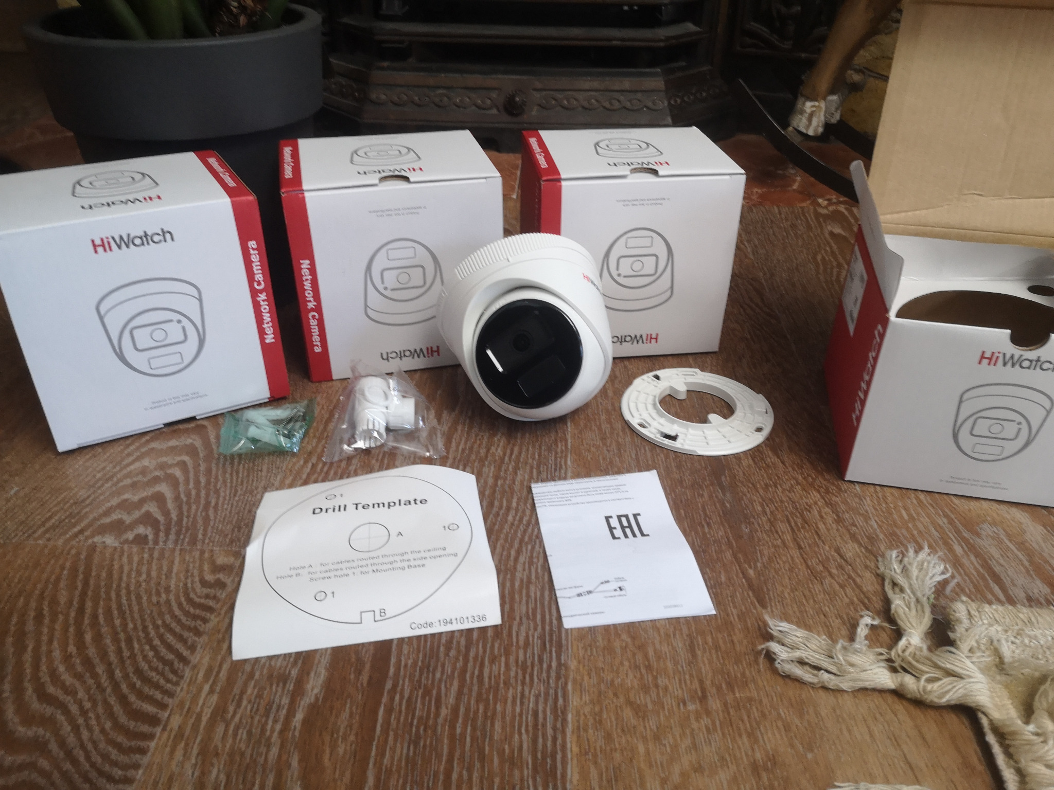 Комплектация камеры HiWatch IPC-T040(B): крепёж, шаблон и инструкция