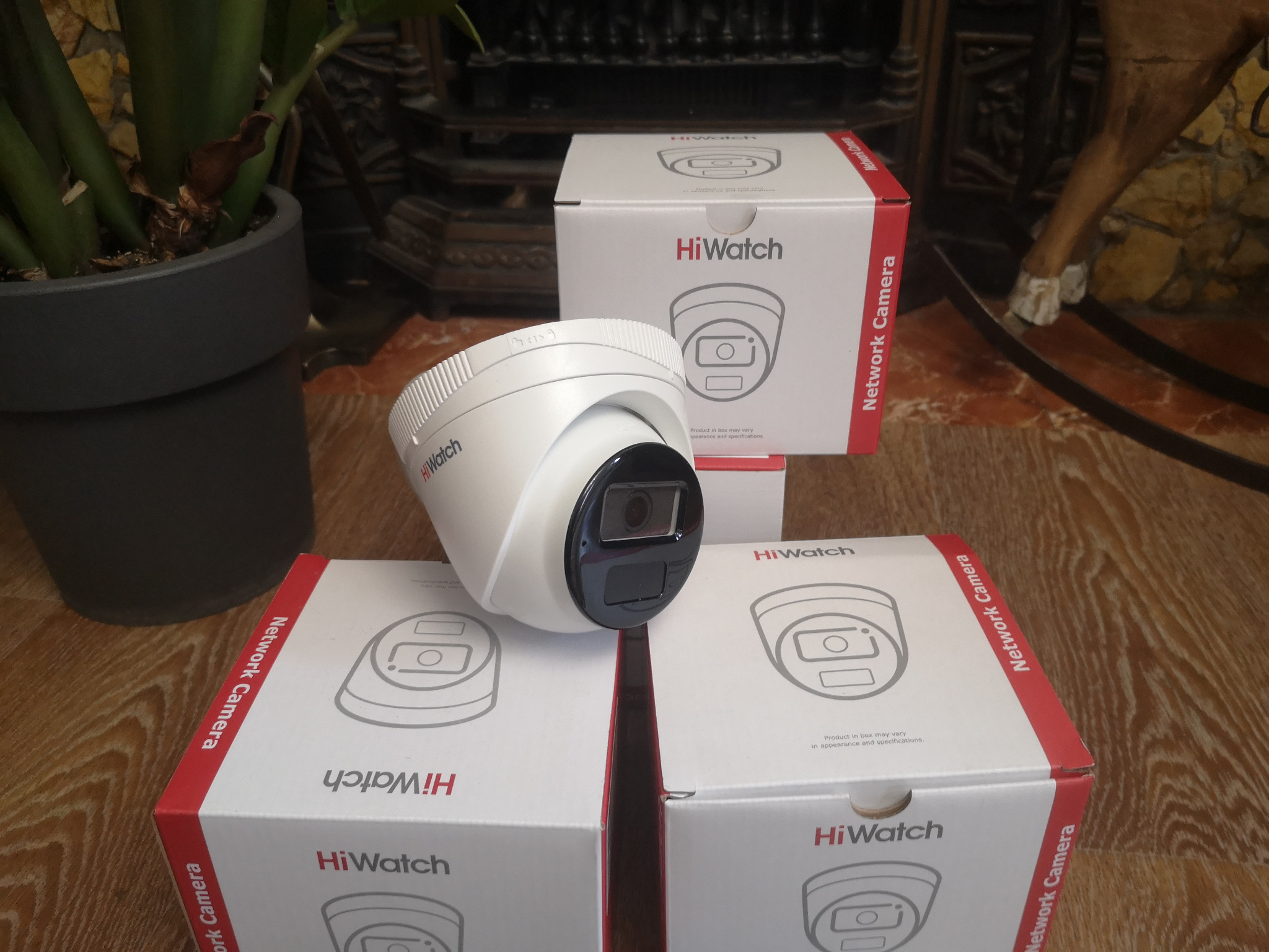 HiWatch IPC-T040(B) 4 Мп купольная IP-камера