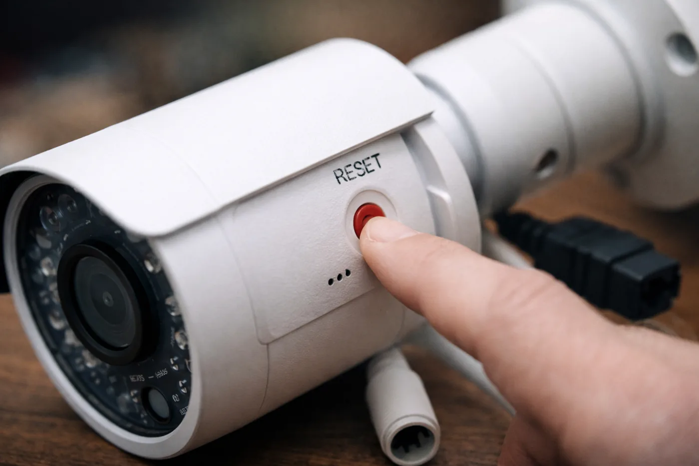 Кнопка Reset на цилиндрической IP-камере
